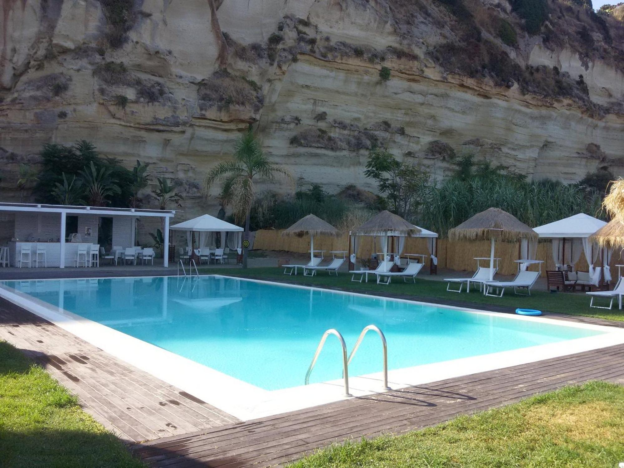Borgo Di Riaci Beach Resort Санта Доменика Екстериор снимка