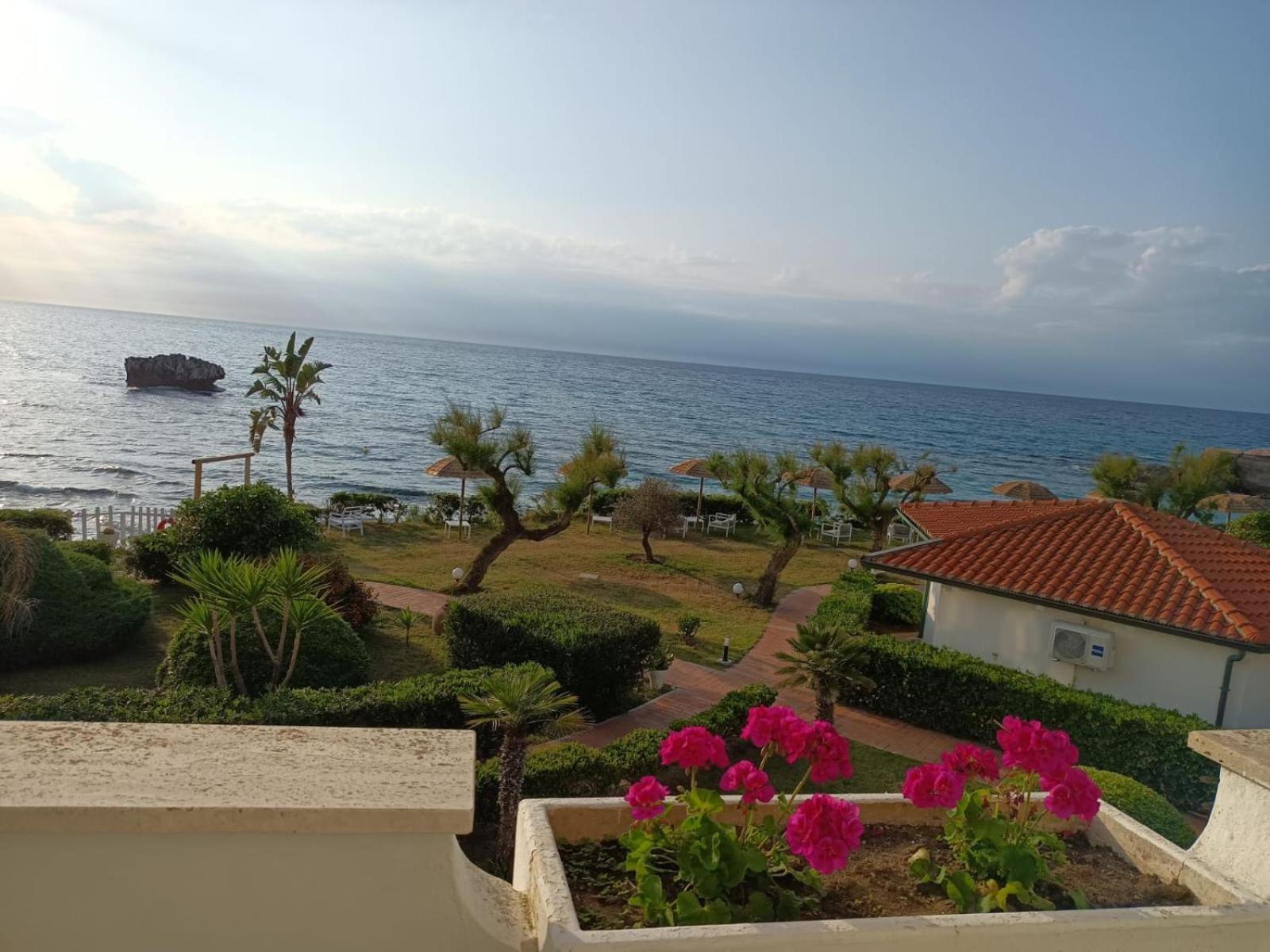 Borgo Di Riaci Beach Resort Санта Доменика Екстериор снимка